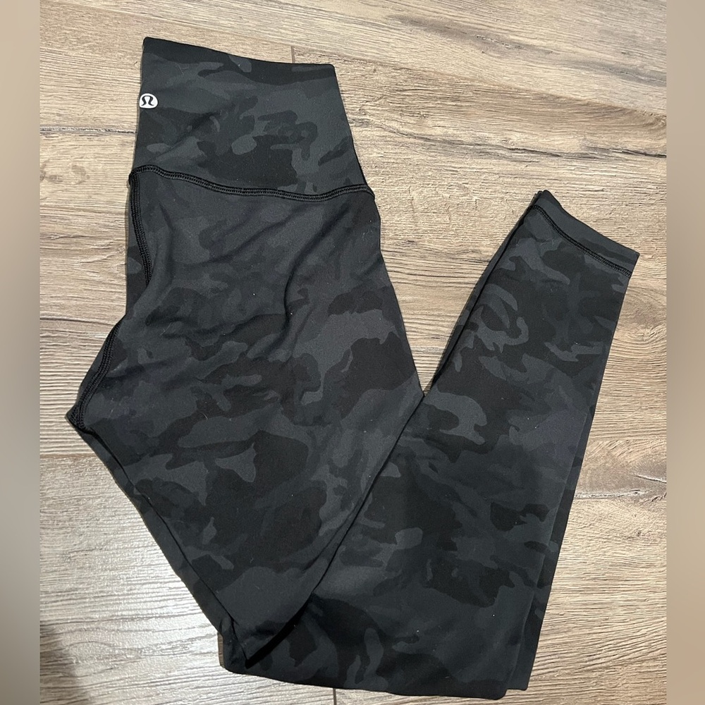 Lululemon Woman’s Leggings. Black cameo. Size 4.